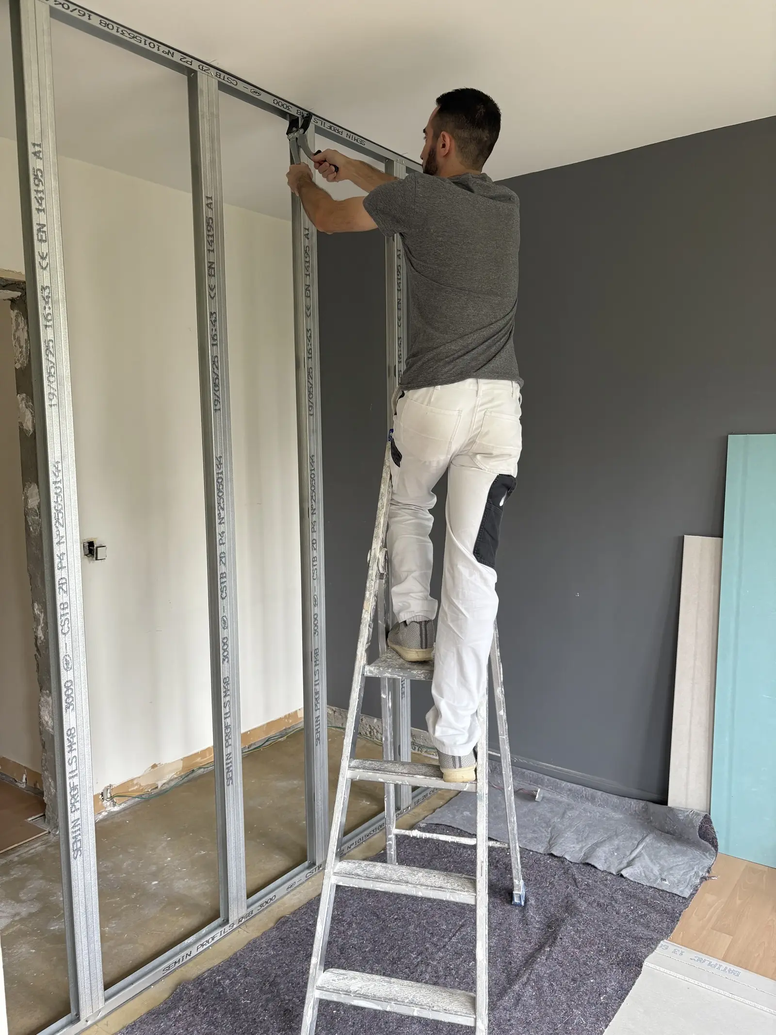 de Julien qui peint un mur